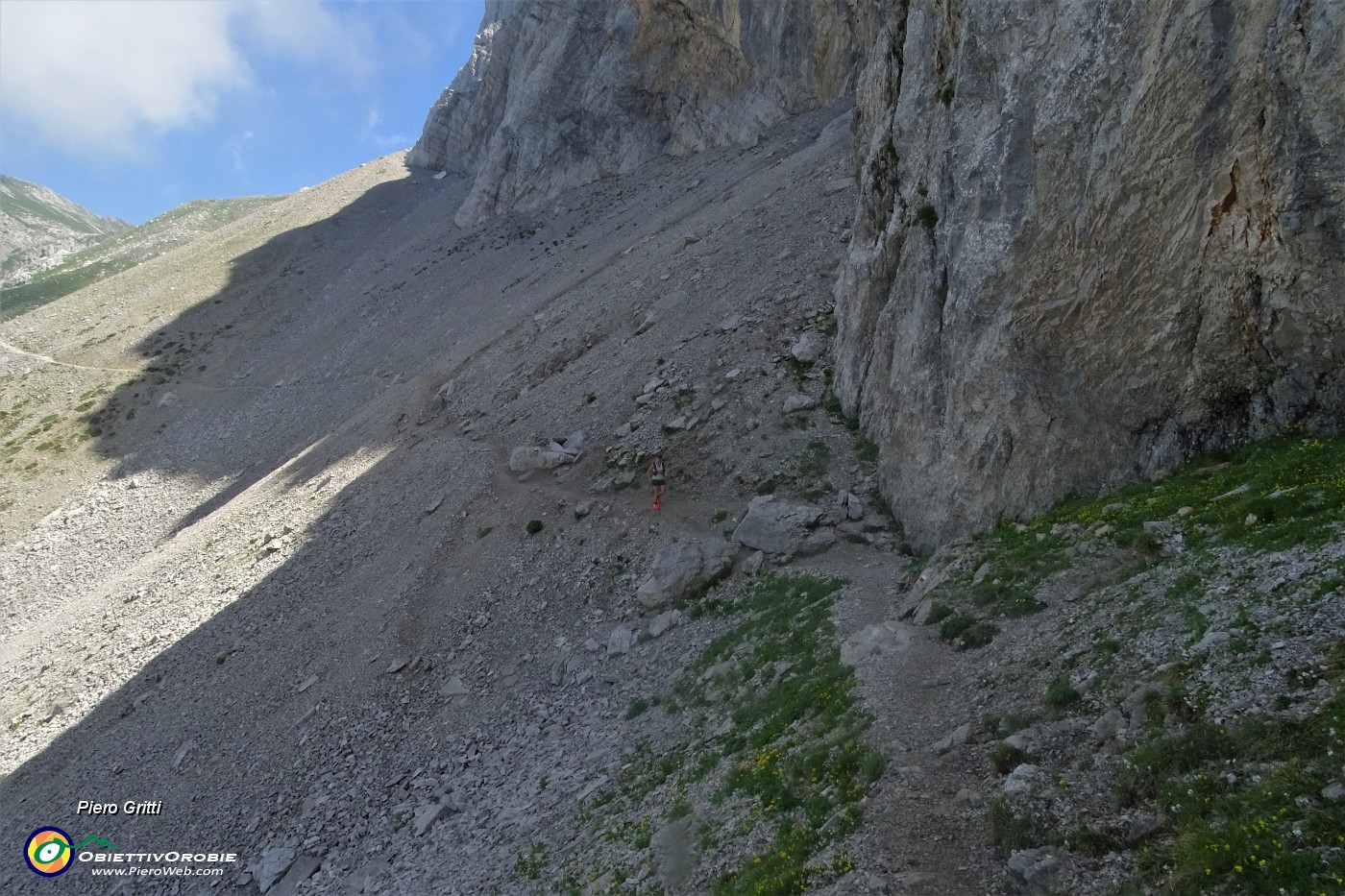 38 Attraversando i macereti 'fioriti' del Mandrone sotto gli incombenti contrafforti rocciosi dell'Arera.JPG